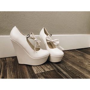 White Wedges w/ Bow 🎀
